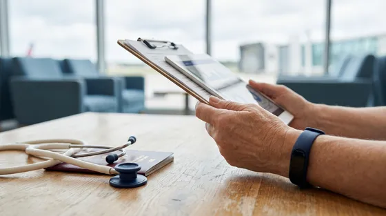 Formularios médicos, pasaporte y estetoscopio preparados para la revisión del caso